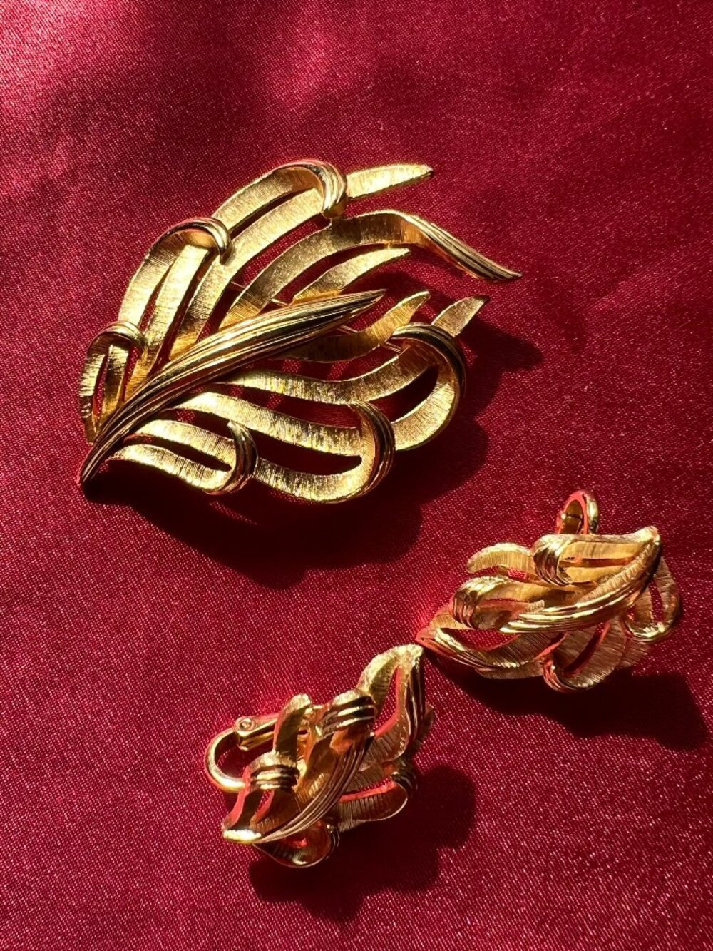 Trifari Signed Gold Tone Brooch & Clip-On Earrings Jewelry Set